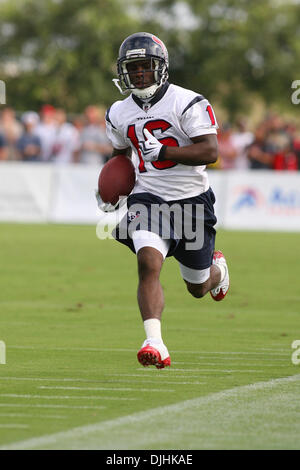 31. Juli 2010 - Houston, Texas, Vereinigte Staaten von Amerika - 31. Juli 2010: Houston Texans Trindon Holliday (16) Runningback einen Punt. Die Houston Texans hatte ihren zweiten Tag des Trainingslagers 2010 an die im methodistischen Training Center, Houston, Texas... Obligatorische Credit: Luis Leyva/Southcreek Global (Kredit-Bild: © Southcreek Global/ZUMApress.com) Stockfoto