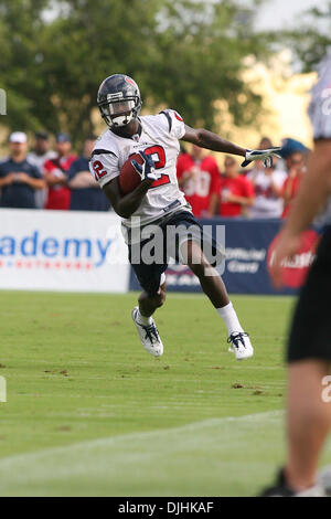 31. Juli 2010 - Houston, Texas, Vereinigte Staaten von Amerika - 31. Juli 2010: Houston Texans Jacoby Jones (12) Runningback einen Punt. Die Houston Texans hatte ihren zweiten Tag des Trainingslagers 2010 an die im methodistischen Training Center, Houston, Texas... Obligatorische Credit: Luis Leyva/Southcreek Global (Kredit-Bild: © Southcreek Global/ZUMApress.com) Stockfoto