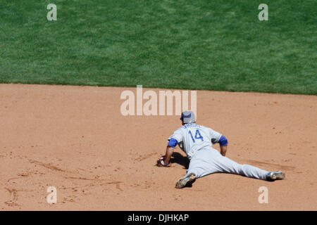 31. Juli 2010 - San Francisco, California, Vereinigte Staaten von Amerika - 31. Juli 2010: San Francisco, Kalifornien: San Francisco Giants beherbergt die Los Angeles Dodgers.  Los Angeles Dodgers zweiter Basisspieler Jamey Carroll (14) beobachtet, wie er das Spiel gegen die San Francisco Giants machen kann.  San Francisco Giants gewinnen das Spiel 2-1.  Obligatorische Credit: Dinno Kovic / Southcreek Global Media (Credi Stockfoto