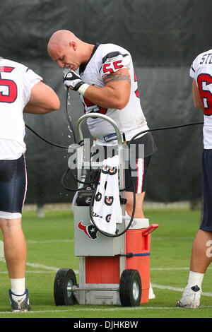 31. Juli 2010 - Houston, Texas, Vereinigte Staaten von Amerika - 31. Juli 2010: Houston Texans Chris Myers (55) nimmt sich eine Auszeit an der Wasserstation. Die Houston Texans hatte ihren zweiten Tag des Trainingslagers 2010 an die im methodistischen Training Center, Houston, Texas... Obligatorische Credit: Luis Leyva/Southcreek Global (Kredit-Bild: © Southcreek Global/ZUMApress.com) Stockfoto