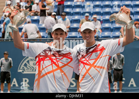 1. August 2010 - Los Angeles, Kalifornien, USA - Farmers Insurance klassische ATP Tennis an der UCLA, 1. August 2010 - BOB BRYAN und MIKE BRYAN Partner feiern gewann das Match und Turnier gegen Gegner JJ Rojet und E. Butorac, im Doppel-Finale der ein ATP-Tennisturnier statt an der UCLA LA Tennis Center in Westwood, Los Angeles, CA. Bryan und Bryan gewann das Match und tourn Stockfoto