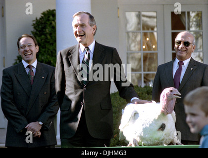 US-Präsident George H.W. Bush während der Präsentation des Thanksgiving-Truthahn im Rose Garden des weißen Hauses 14. November 1990 in Washington, DC. Bush ist der erste Präsident, die Türkei zu begnadigen. Stockfoto