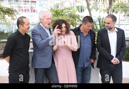 Yu Lik-Wai Jean Pierre Dardenne Zoé des Karim Ainouz und Emmanuel Carrere Juroren der Palme d ' or Preis präsentieren wir Stockfoto