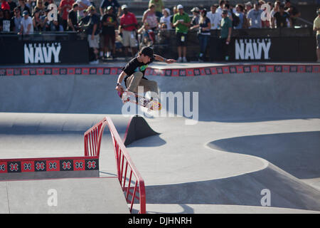 1. August 2010 - Los Angeles, CA, Vereinigte Staaten von Amerika - 1. August 2010: Pedro Barros startet über das Geländer in Skateboard-Park bei den X Games auf seinem Weg zum gewann seine erste Goldmedaille.  Obligatorische Credit: Josh Kapelle / Southcreek Global (Kredit-Bild: © Southcreek Global/ZUMApress.com) Stockfoto