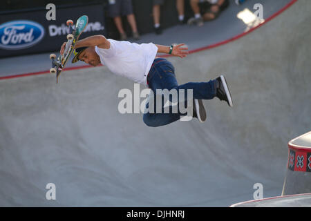 1. August 2010 - Los Angeles, CA, Vereinigte Staaten von Amerika - 1. August 2010: Omar Hassan findet ein Herbst im Skateboard-Park-Finale bei den X Games in Los Angeles, Kalifornien.  Obligatorische Credit: Josh Kapelle / Southcreek Global (Kredit-Bild: © Southcreek Global/ZUMApress.com) Stockfoto