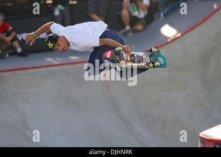 1. August 2010 - Los Angeles, CA, Vereinigte Staaten von Amerika - 1. August 2010: Omar Hassan airs über die Lücke im Skateboard-Park bei den X Games in Los Angeles, Kalifornien.  Obligatorische Credit: Josh Kapelle / Southcreek Global (Kredit-Bild: © Southcreek Global/ZUMApress.com) Stockfoto