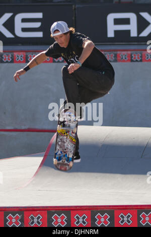 1. August 2010 - Los Angeles, CA, Vereinigte Staaten von Amerika - 1. August 2010: Bucky Lasek Ollies über die Lücke im Skateboard-Park bei den X Games in Los Angeles, Kalifornien.  Obligatorische Credit: Josh Kapelle / Southcreek Global (Kredit-Bild: © Southcreek Global/ZUMApress.com) Stockfoto