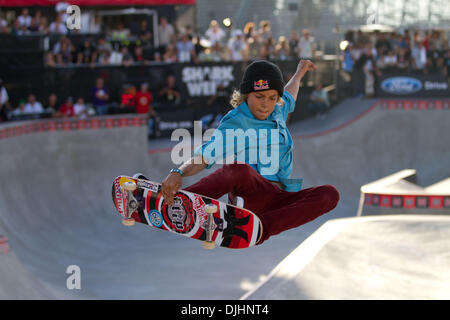 1. August 2010 - Los Angeles, CA, Vereinigte Staaten von Amerika - 1. August 2010: Curren Caples (14 Jahre) wurde eine riesige Fan-Liebling Skateboard-Park bei X Games 16.  Caples erzielte auch ganze Wochenende mit seiner glatten Stil und verschiedene Tricks, aber ein paar verliebt sich in das Finale hielt ihn davon ab, eine Medaille zu gewinnen.  Los Angeles, Kalifornien.  Obligatorische Credit: Josh Kapelle / Southcreek Global (Kredit-Bild: © S Stockfoto