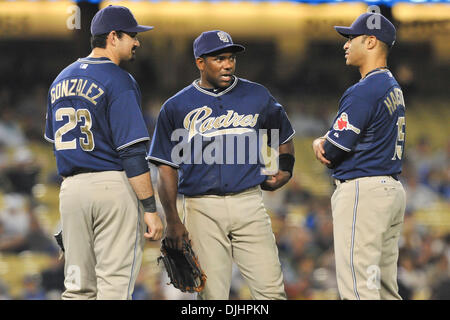 2. August 2010 - Los Angeles, California, Vereinigte Staaten von Amerika - 2. August 2010: San Diego Padres erster Basisspieler Adrian Gonzalez (23), Shortstop Miguel Tejada (10) und Second Baseman Jerry Hairston Jr. (15) die San Diego Padres die Los Angeles Dodgers mit einem Score von besiegte 10-5 im Dodger Stadium in Los Angeles. California... Obligatorische Credit: Andrew Fielding / Southcreek Global Stockfoto