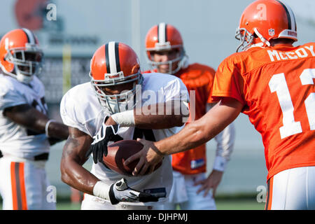 2. August 2010 - Berea, Ohio, Vereinigte Staaten von Amerika - 2. August 2010: Cleveland Browns quarterback Colt McCoy (12) Hände weg zu Runningback Chris Jennings (34) bei den Abend-Session die Cleveland Browns 2010 NFL-Trainingslager in Berea, OH.  Obligatorische Credit - Frank Jansky / Southcreek Global. (Kredit-Bild: © Southcreek Global/ZUMApress.com) Stockfoto