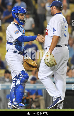 3. August 2010 - Los Angeles, California, Vereinigte Staaten von Amerika - 3. August 2010: Los Angeles Dodgers Catcher Brad Ausmus (12-L) und engere Jonathan Broxton (51) schütteln sich die Hände nach Broxton das Spiel gespeichert. Die San Diego Padres verlor gegen die Los Angeles Dodgers mit einem Score von 2: 1 im Dodger Stadium in Los Angeles. California... Obligatorische Credit: Andrew Fielding / Southcreek Global (Credi Stockfoto