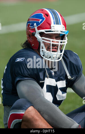 3. August 2010 - Pittsford, New York, Vereinigte Staaten von Amerika - 3. August 2010: Buffalo Bills Linebacker Kawika Mitchell (#55) während der Dehnübungen auf Trainingslager, gehalten am Saint John Fisher College in Pittsford, New York... Obligatorische Credit – Mark Konezny / Southcreek Global. (Kredit-Bild: © Southcreek Global/ZUMApress.com) Stockfoto