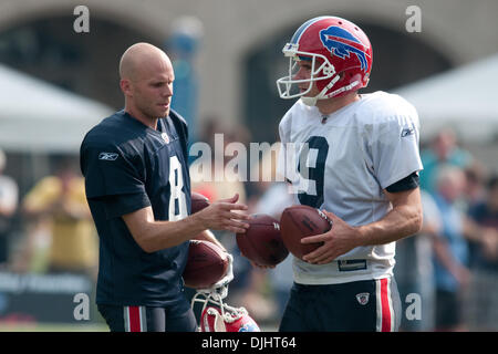 3. August 2010 - Pittsford, New York, Vereinigte Staaten von Amerika - 3. August 2010: Buffalo Bills Punter BRIAN MOORMAN (#8) und Kicker RIAN LINDELL (#9) zusammen während des Trainingslagers am Saint John Fisher College in Pittsford, New York... Obligatorische Credit – Mark Konezny / Southcreek Global (Kredit-Bild: © Southcreek Global/ZUMApress.com) Stockfoto