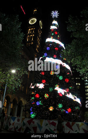 Sydney, Australien. 28. November 2013. Eine Frau steht vor einer Lichtquelle Weihnachtsbaum im Hyde Park in Sydney, Australien, am 28. November 2013. Stadtrat von Sydney begann Weihnachten Projektionen am Donnerstag mit Menge von Weihnachtsbäumen und Geschenke dekoriert in Straßen und Läden sowie eine Reihe von Performance, Bewohner und Besucher zu kommen, um die Weihnachtszeit genießen zu begeistern. Bildnachweis: Jin Linpeng/Xinhua/Alamy Live-Nachrichten Stockfoto