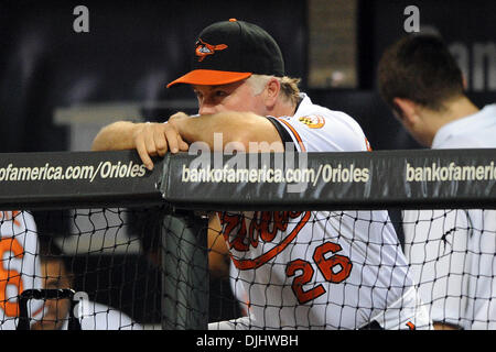 4. August 2010 - Baltimore, Maryland, Vereinigte Staaten von Amerika - 4. August 2010: Baltimore Orioles Manager Buck Showalter (26) steht auf der Trainerbank bei Mittwoch Abend Spiel gegen die Los Angeles Angels at Camden Yards in Baltimore, MD... Obligatorische Credit: Russell Tracy / Southcreek Global (Kredit-Bild: © Southcreek Global/ZUMApress.com) Stockfoto