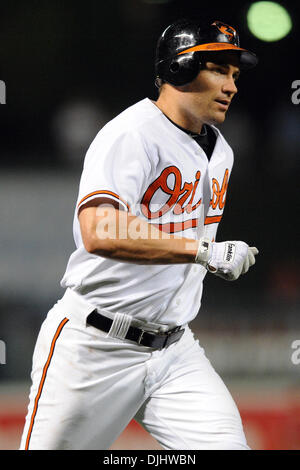 4. August 2010 - Baltimore, Maryland, Vereinigte Staaten von Amerika - 4. August 2010: Baltimore Orioles Designated Hitter Luke Scott (30) Köpfe in Richtung Heimat nach der Kollision eines Home Run, linken Feld während der vierten Inning bis 8 - 0 gegen die Los Angeles Angels während Mittwoch Abend Spiel at Camden Yards in Baltimore, Maryland zu bringen... Obligatorische Credit: Russell Tracy / Southcreek Gl Stockfoto