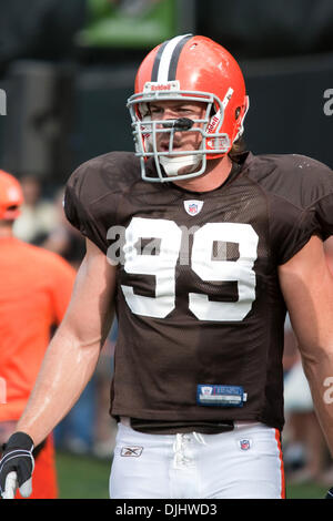 4. August 2010 - Berea, Ohio, Vereinigte Staaten von Amerika - 4. August 2010: Cleveland Browns Linebacker SCOTT FUJITA (99) während der Abendsession die Cleveland Browns 2010 NFL-Trainingslager in Berea, OH.  Obligatorische Credit: Frank Jansky / Southcreek Global (Kredit-Bild: © Southcreek Global/ZUMApress.com) Stockfoto