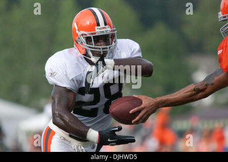 4. August 2010 - Berea, Ohio, Vereinigte Staaten von Amerika - 4. August 2010: Cleveland Browns Runningback JAMES DAVIS (28) findet die Übergabe während Übungen bei den Abend-Session die Cleveland Browns 2010 NFL-Trainingslager in Berea, OH.  Obligatorische Credit: Frank Jansky / Southcreek Global (Kredit-Bild: © Southcreek Global/ZUMApress.com) Stockfoto