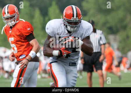 4. August 2010 - Berea, Ohio, Vereinigte Staaten von Amerika - 4. August 2010: Cleveland Browns Runningback CHRIS JENNINGS (34) erfolgt die Übergabe während Übungen bei den Abend-Session die Cleveland Browns 2010 NFL-Trainingslager in Berea, OH.  Obligatorische Credit: Frank Jansky / Southcreek Global (Kredit-Bild: © Southcreek Global/ZUMApress.com) Stockfoto