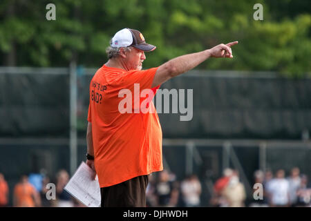 4. August 2010 - Berea, Ohio, Vereinigte Staaten von Amerika - 4. August 2010: Cleveland Browns defensive Coordinator ROB RYAN während der Übungen in den Abend-Session die Cleveland Browns 2010 NFL-Trainingslager in Berea, OH.  Obligatorische Credit: Frank Jansky / Southcreek Global (Kredit-Bild: © Southcreek Global/ZUMApress.com) Stockfoto