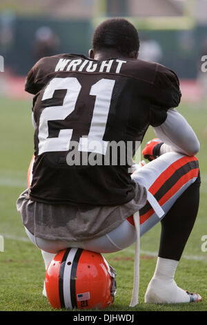 4. August 2010 - Berea, Ohio, Vereinigte Staaten von Amerika - 4. August 2010: Cleveland Browns defensive zurück ERIC WRIGHT (21) nimmt sich eine Auszeit in den Abend-Session die Cleveland Browns 2010 NFL-Trainingslager in Berea, OH.  Obligatorische Credit: Frank Jansky / Southcreek Global (Kredit-Bild: © Southcreek Global/ZUMApress.com) Stockfoto