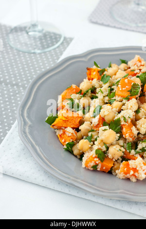 Teller mit Kürbis-Salat mit Kichererbsen und couscous Stockfoto