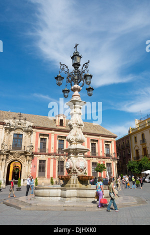 Erzbischöflichen Palast in Sevilla Brunnen im Vordergrund Stockfoto