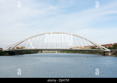 Barqueta-Brücke Sevilla Spanien. Es wurde 1989-1992 einen Zugang zur Messe Expo 92 gebaut. Stockfoto