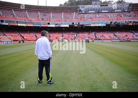 4. August 2010 - San Francisco, Kalifornien, USA - 4. August 2010: Real Madrid Trainer Jose Mourinho checkt das Spielfeld vor dem Freundschaftsspiel zwischen Real Madrid und Club America im Candlestick Park in San Francisco, Kalifornien.  Real Madrid hat den Wettbewerb 3: 2. (Kredit-Bild: © Matt Cohen/Southcreek Global/ZUMApress.com) Stockfoto