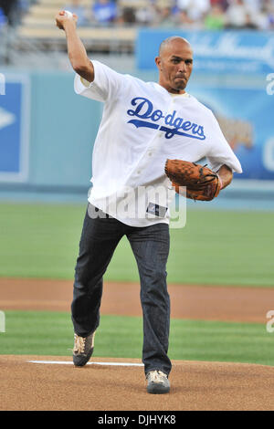 4. August 2010 - Los Angeles, California, Vereinigte Staaten von Amerika - 4. August 2010: Surfer Kelly Slater wirft den zeremoniellen ersten Pitch im Dodger Stadium. Die San Diego Padres waren Shutout von den Los Angeles Dodgers mit einem Score von 9-0 im Dodger Stadium in Los Angeles. California... Obligatorische Credit: Andrew Fielding / Southcreek Global (Kredit-Bild: © Southcreek Global/ZUMApres Stockfoto