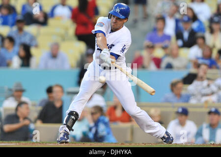 4. August 2010 - Los Angeles, California, Vereinigte Staaten von Amerika - 4. August 2010: Dodgers Outfielder Scott Podsednik (21) Ausfallschritte für eine äußere Kugel. Die San Diego Padres waren Shutout von den Los Angeles Dodgers mit einem Score von 9-0 im Dodger Stadium in Los Angeles. California... Obligatorische Credit: Andrew Fielding / Southcreek Global (Kredit-Bild: © Southcreek Global/ZUMApress.com) Stockfoto