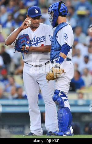 4. August 2010 - Los Angeles, California, Vereinigte Staaten von Amerika - 4. August 2010: Los Angeles Dodgers ab Krug Vicente Padilla (44) und Catcher Brad Ausmus (12) im Vordergrund des Hügels sprechen. Die San Diego Padres waren Shutout von den Los Angeles Dodgers mit einem Score von 9-0 im Dodger Stadium in Los Angeles. California... Obligatorische Credit: Andrew Fielding / Southcreek Global (Credi Stockfoto