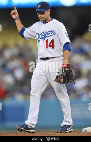 4. August 2010 - Los Angeles, California, Vereinigte Staaten von Amerika - 4. August 2010: Los Angeles Dodgers Shortstop Jamey Carroll (14) signalisiert, dass gibt es einen zu seinem Teamkollegen. Die San Diego Padres waren Shutout von den Los Angeles Dodgers mit einem Score von 9-0 im Dodger Stadium in Los Angeles. California... Obligatorische Credit: Andrew Fielding / Southcreek Global (Kredit-Bild: © Southc Stockfoto