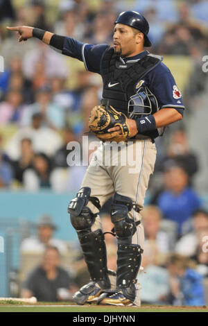 4. August 2010 - Los Angeles, California, Vereinigte Staaten von Amerika - 4. August 2010: Padres Catcher Yorvit Torrealba (8) auf erste Base verweist. Die San Diego Padres waren Shutout von den Los Angeles Dodgers mit einem Score von 9-0 im Dodger Stadium in Los Angeles. California... Obligatorische Credit: Andrew Fielding / Southcreek Global (Kredit-Bild: © Southcreek Global/ZUMApress.com) Stockfoto