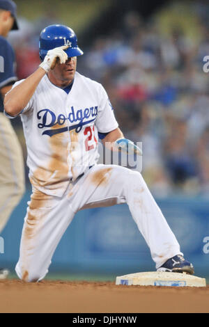 4. August 2010 - Los Angeles, California, Vereinigte Staaten von Amerika - 4. August 2010: Dodgers linker Feldspieler Scott Podsednik (21) readjusts seinen Helm nach dem zweiten Base zu stehlen. Die San Diego Padres waren Shutout von den Los Angeles Dodgers mit einem Score von 9-0 im Dodger Stadium in Los Angeles. California... Obligatorische Credit: Andrew Fielding / Southcreek Global (Kredit-Bild: © Southcreek G Stockfoto