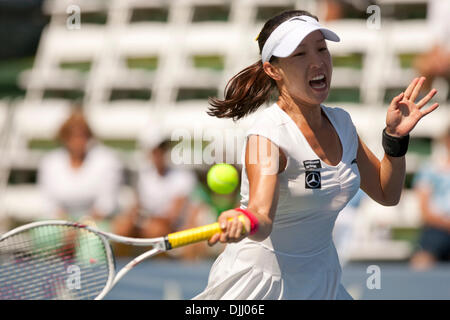 5. August 2010 - San Diego, Kalifornien, USA - Merkur Versicherung Open WTA Tennis - JIE ZHENG kehrt einen Ball gegen Gegner D. Hantuchova bei einem WTA-Tennis-Turnier im La Costa Spa &amp; Resort in der Nähe von San Diego, CA. Hantuchova statt mit 6: 2 6: 1 gewann.  (Kredit-Bild: © Wally Nell/ZUMApress.com) Stockfoto