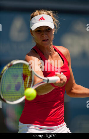 5. August 2010 - San Diego, Kalifornien, USA - Merkur Versicherung Open WTA Tennis - MARIA KIRILENKO kehrt einen Ball gegen Gegner F. Pennetta bei einem WTA-Tennis-Turnier statt im La Costa Spa &amp; Resort in der Nähe von San Diego, CA. Pennetta das Match 6: 4 7: 6 gewann. (Kredit-Bild: © Wally Nell/ZUMApress.com) Stockfoto