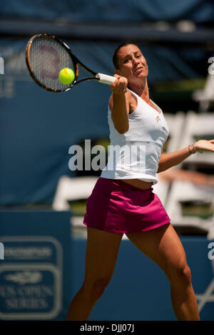 5. August 2010 - San Diego, Kalifornien, USA - Merkur Versicherung Open WTA Tennis - FLAVIA PENNETTA kehrt einen Ball gegen Gegner M. Kirilenko bei einem WTA-Tennis-Turnier statt im La Costa Spa &amp; Resort in der Nähe von San Diego, CA. Pennetta das Match 6: 4 7: 6 gewann. (Kredit-Bild: © Wally Nell/ZUMApress.com) Stockfoto