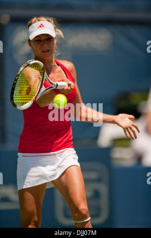 5. August 2010 - San Diego, Kalifornien, USA - Merkur Versicherung Open WTA Tennis - MARIA KIRILENKO kehrt einen Ball gegen Gegner F. Pennetta bei einem WTA-Tennis-Turnier statt im La Costa Spa &amp; Resort in der Nähe von San Diego, CA. Pennetta das Match 6: 4 7: 6 gewann. (Kredit-Bild: © Wally Nell/ZUMApress.com) Stockfoto