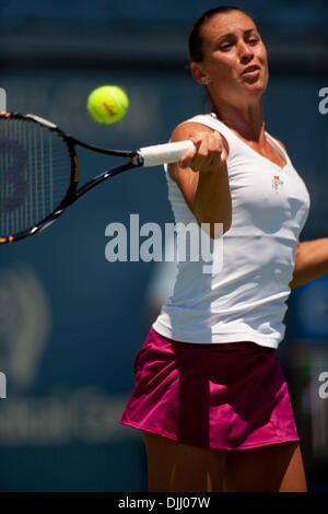 5. August 2010 - San Diego, Kalifornien, USA - Merkur Versicherung Open WTA Tennis - FLAVIA PENNETTA kehrt einen Ball gegen Gegner M. Kirilenko bei einem WTA-Tennis-Turnier statt im La Costa Spa &amp; Resort in der Nähe von San Diego, CA. Pennetta das Match 6: 4 7: 6 gewann. (Kredit-Bild: © Wally Nell/ZUMApress.com) Stockfoto