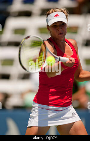 5. August 2010 - San Diego, Kalifornien, USA - Merkur Versicherung Open WTA Tennis - MARIA KIRILENKO kehrt einen Ball gegen Gegner F. Pennetta bei einem WTA-Tennis-Turnier statt im La Costa Spa &amp; Resort in der Nähe von San Diego, CA. Pennetta das Match 6: 4 7: 6 gewann. (Kredit-Bild: © Wally Nell/ZUMApress.com) Stockfoto