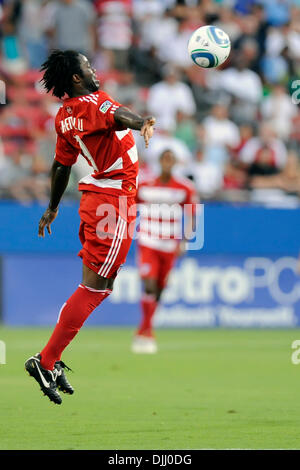 5. August 2010 - Frisco, Texas, Vereinigte Staaten von Amerika - 5. August 2010: FC Dallas Verteidiger Ugo Ihemelu (3) leitet den Ball der UEFA Meister Inter Mailand FC Dallas 2-2 bei Pizza Hut Park, Frisco, Texas verbindet.  Obligatorische Credit: Steven Leija / Southcreek Global (Kredit-Bild: © Southcreek Global/ZUMApress.com) Stockfoto