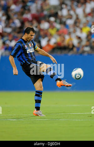5. August 2010 - Frisco, Texas, Vereinigte Staaten von Amerika - 5. August 2010: Inter Mailand Mittelfeldspieler Dejan Stankovic (5) kickt den Ball Feld UEFA Champions Inter Mailand FC Dallas 2-2 bei Pizza Hut Park, Frisco, Texas verbindet.  Obligatorische Credit: Steven Leija / Southcreek Global (Kredit-Bild: © Southcreek Global/ZUMApress.com) Stockfoto