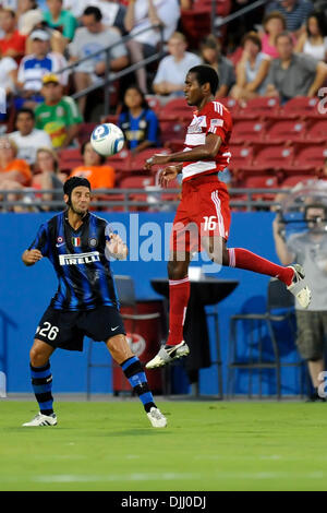 5. August 2010 - Frisco, Texas, Vereinigte Staaten von Amerika - 5. August 2010: FC Dallas Mittelfeldspieler Atiba Harris (16) gewinnt den Ball der UEFA Meister Inter Mailand FC Dallas 2-2 bei Pizza Hut Park, Frisco, Texas verbindet.  Obligatorische Credit: Steven Leija / Southcreek Global (Kredit-Bild: © Southcreek Global/ZUMApress.com) Stockfoto