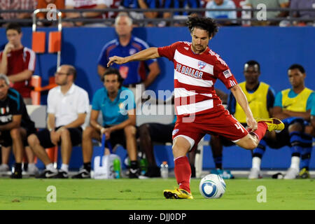 5. August 2010 - Frisco, Texas, Vereinigte Staaten von Amerika - 5. August 2010: FC Dallas Verteidiger Heath Pearce (4) gibt den Ball zurück, wie die UEFA Champions Inter Mailand FC Dallas 2-2 bei Pizza Hut Park, Frisco, Texas bindet.  Obligatorische Credit: Steven Leija / Southcreek Global (Kredit-Bild: © Southcreek Global/ZUMApress.com) Stockfoto