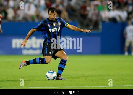 5. August 2010 - Frisco, Texas, Vereinigte Staaten von Amerika - 5. August 2010: Inter Mailand Mittelfeldspieler Dejan Stankovic (5) kickt den Ball Feld UEFA Champions Inter Mailand FC Dallas 2-2 bei Pizza Hut Park, Frisco, Texas verbindet.  Obligatorische Credit: Steven Leija / Southcreek Global (Kredit-Bild: © Southcreek Global/ZUMApress.com) Stockfoto