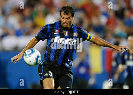 5. August 2010 - Frisco, Texas, Vereinigte Staaten von Amerika - 5. August 2010: Inter Mailand Mittelfeldspieler Dejan Stankovic (5) stoppt den Ball, den UEFA Champions Inter Mailand FC Dallas 2-2 bei Pizza Hut Park, Frisco, Texas verbindet.  Obligatorische Credit: Steven Leija / Southcreek Global (Kredit-Bild: © Southcreek Global/ZUMApress.com) Stockfoto