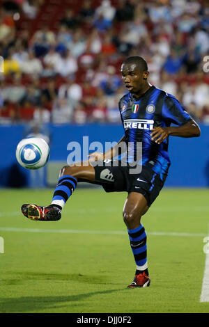 5. August 2010 - Frisco, Texas, Vereinigte Staaten von Amerika - 5. August 2010: Inter Milan nach vorne Samuel Eto'o (9) stoppt den Ball, den UEFA Champions Inter Mailand FC Dallas 2-2 bei Pizza Hut Park, Frisco, Texas verbindet.  Obligatorische Credit: Steven Leija / Southcreek Global (Kredit-Bild: © Southcreek Global/ZUMApress.com) Stockfoto