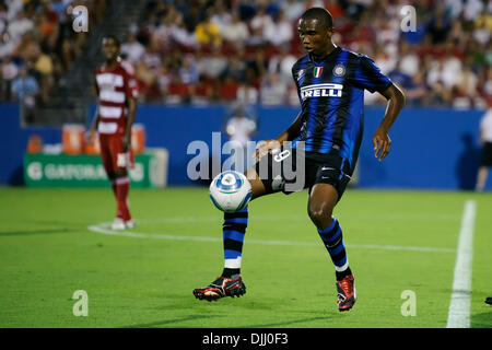 5. August 2010 - Frisco, Texas, Vereinigte Staaten von Amerika - 5. August 2010: Inter Milan nach vorne Samuel Eto'o (9) stoppt den Ball, den UEFA Champions Inter Mailand FC Dallas 2-2 bei Pizza Hut Park, Frisco, Texas verbindet.  Obligatorische Credit: Steven Leija / Southcreek Global (Kredit-Bild: © Southcreek Global/ZUMApress.com) Stockfoto