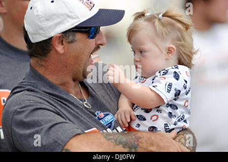 5. August 2010 - Bourbonnais, Illinois, Vereinigte Staaten von Amerika - 5. August 2010: A Chicago Bears-Fan hat seine Tochter an die Bären training camp Praxis an der Olivet Nazarene University in Bourbonnais, IL... Obligatorische Credit - John Rowland / Southcreek Global. (Kredit-Bild: © Southcreek Global/ZUMApress.com) Stockfoto